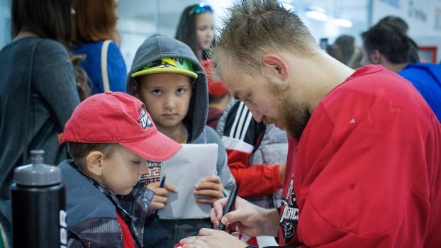 Фото: Автограф-сессия с игроками ХК "Донбасс"