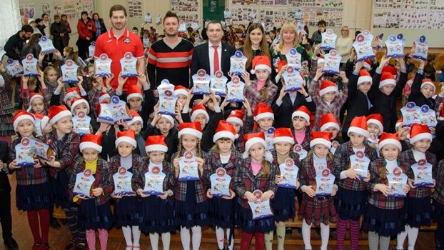 Фонд Бориса Колесникова и ХК Донбасс поздравит 58 тысяч детей Донбасса с Днем Николая
