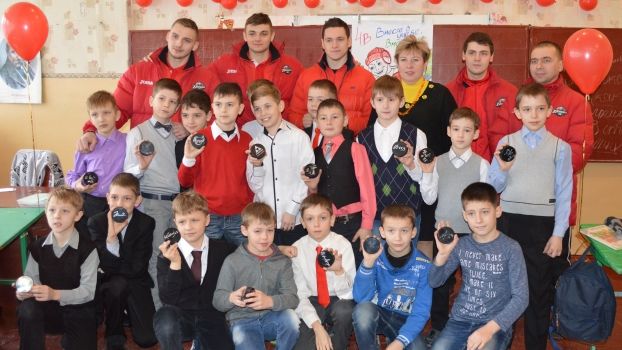 Игроки Донбасса поздравили детей с открытием спорт-класса