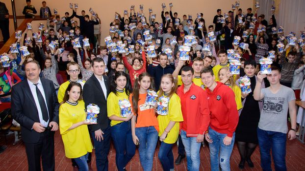 54 000 детей Донецкой области получили подарки в день Святого Николая от фонда Бориса Колесникова и ХК Донбасс