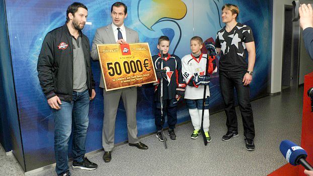 ХК "Донбасс" передал детской школе "Слована" чек на сумму 50 тысяч евро