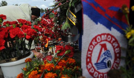 В Ярославле начался монтаж памятника погибшим хоккеистам "Локомотива" 