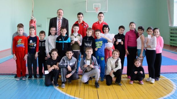 Хоккеисты Донбасса провели уроки физкультуры в школе Константиновки