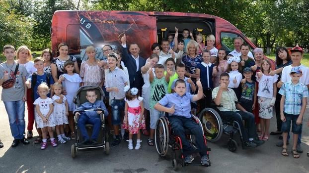 Борис Колесников подарил специализированный микроавтобус Центру социальной реабилитации детей-инвалидов в Прилуках