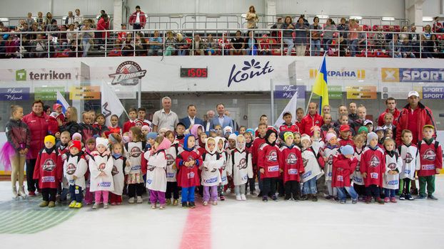 Ледовый сезон клубной школы открыли в Дружковке