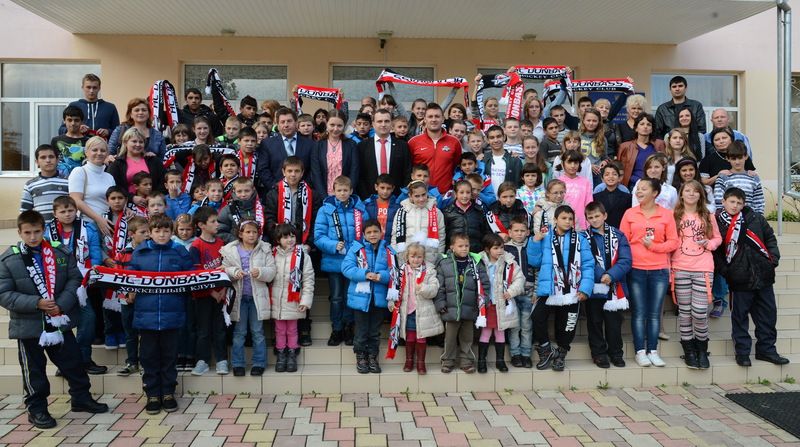 ХК "Донбасс" помогает встретить зиму детям Закарпатья