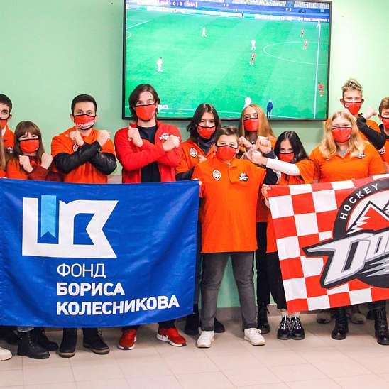 «Давай, вболівай!»: Фонд Бориса Колесникова и ХК «Донбасс» передали в дружковскую школу новый телевизор
