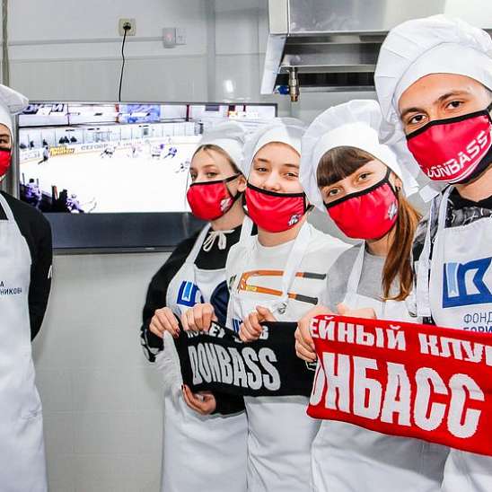 Хоккейные фанаты посетили Школу поварского искусства: они готовили бургеры и болели за ХК «Донбасс»
