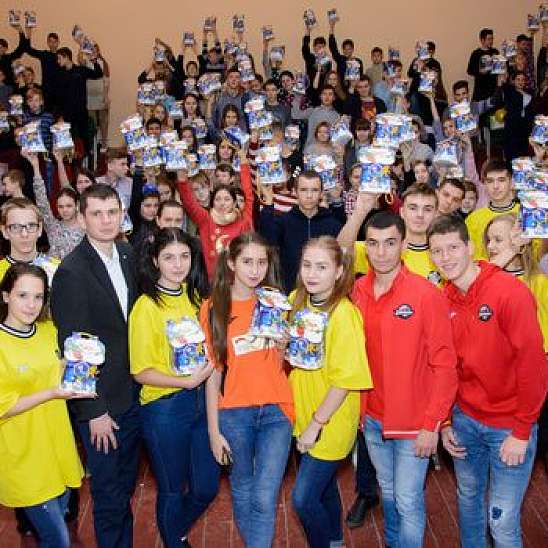 54 000 детей Донецкой области получили подарки в день Святого Николая от фонда Бориса Колесникова и ХК Донбасс