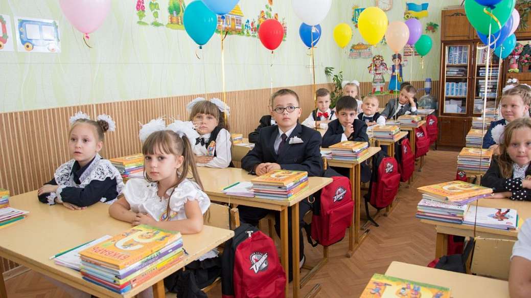 ХК Донбасс и благотворительный Фонд Бориса Колесникова поздравили школьников Донецкой области с Первым сентября