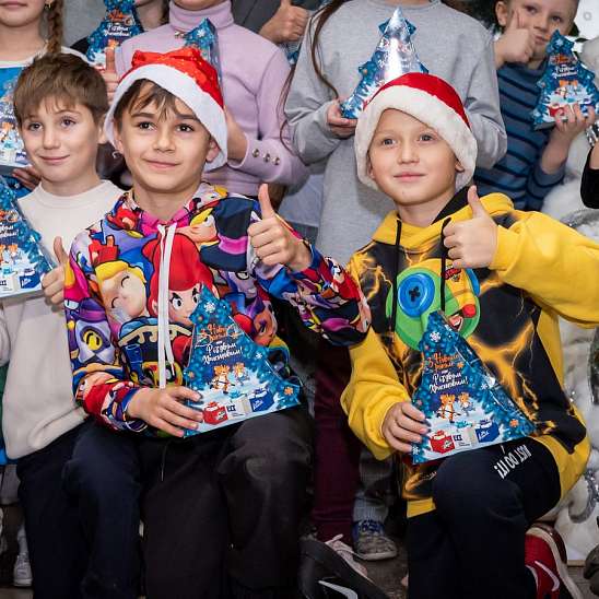 67 000 улыбок: как хоккеисты и благотворители поздравляли детей с Днем Николая