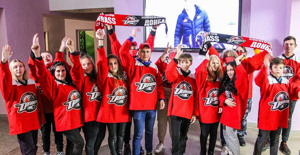 Исторический хоккейный матч «Донбасс» – «Сокол»: как фанаты болели у телевизоров