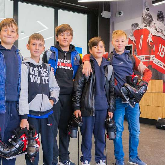 Благотворители устроили для мариупольских школьников катание на льду Mariupol Ice Center