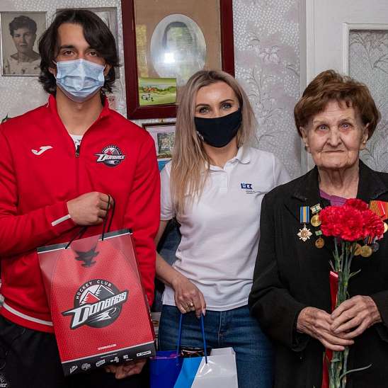 День Победы на Донбассе: ветеранов поздравили благотворители и спортсмены