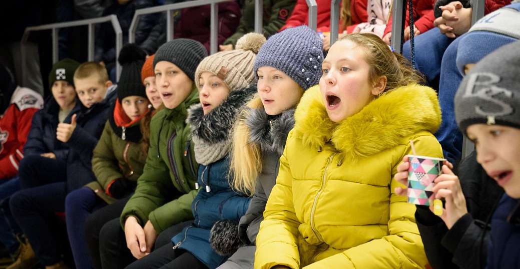 Для детей из Добропольского района организовали поездку на «Конти» и хоккейный матч